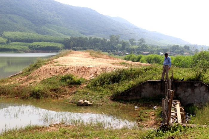 Đập Hooc mét ở xã Tân Sơn xuống cấp, địa phương phải dùng cọc ván kè cống xả tràn, tránh nước chảy khi mưa lũ. Ảnh Việt Hùng