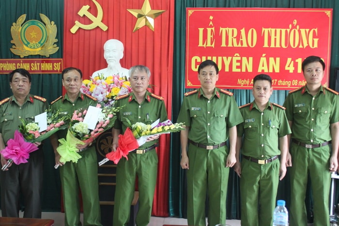 Trao thưởng cho Ban chuyên án 417D. Ảnh Minh Tâm 