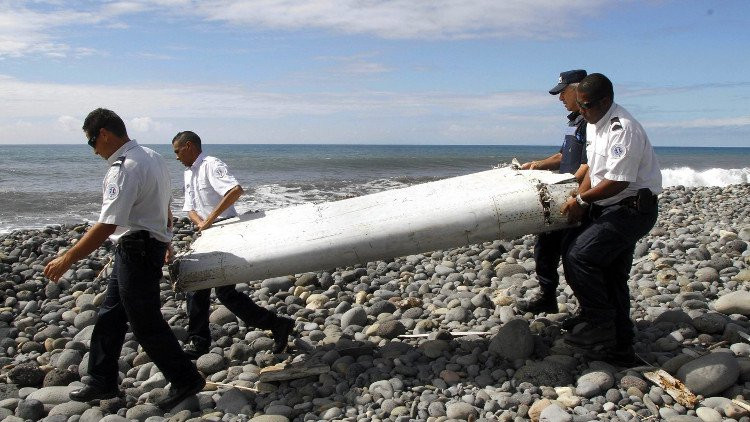 Mảnh vỡ được cho là của MH370 dạt vào đảo La Reunion, Ấn Độ Dương.