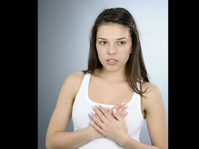 Sử dụng một chiếc áo ngực thoải mái sẽ giúp bạn dễ chịu hơn khi bị đau ngực. Nếu áo ngực không phù hợp có thể làm trầm trọng thêm cơn đau.