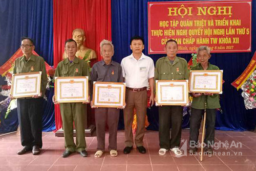 Đ.c Nguyễn Quốc Tuấn - PBT, CT UBND xã Nghĩa Hành trao huy hiệu 50 năm tuổi Đảng cho 5 đồng chí đảng viên