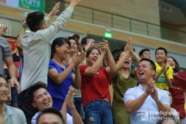 Một khu vực khán đài Nhà thi đấu Tuyên Sơn - Đà Nẵng nóng lên bởi những tiếng cổ vũ không ngớt của CĐV xứ Nghệ đang sinh sống và làm việc tại Đà Nẵng - Ảnh: Hoài Hoan