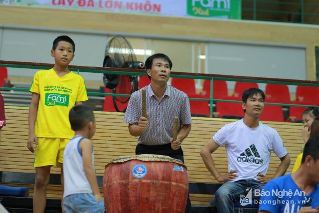 Các con cứ việc ghi bàn, đánh trống cổ vũ cứ để bố lo - Ảnh: Hoài Hoan