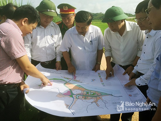  Chủ tịch UBND tỉnh Nguyễn Xuân Đường cùng đại diện các sở ngành kiểm tra vùng quy hoạch nhà máy chế biến gỗ MDF do công ty CP gỗ MDF Nghệ An đầu tư