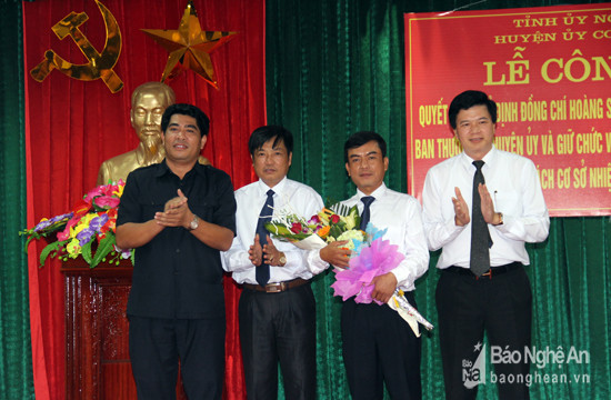 Các đồng chí Thường trực Huyện ủy Con Cuông tặng hoa chúc mừng tân Phó Bí thư Hoàng Sỹ Kiện. Ảnh: H.T