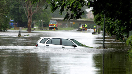 Kỹ năng lái xe ô tô khi gặp mưa lũ