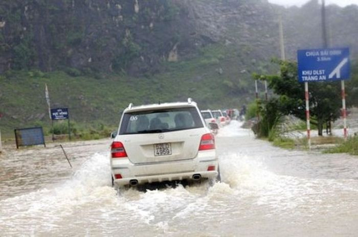Kinh nghiệm lái xe ô tô khi gặp mưa lũ