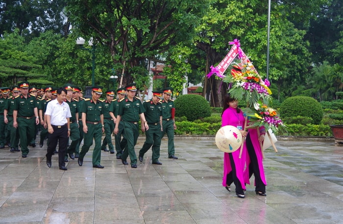 Cán bộ, chiến sỹ Bộ CHQS tỉnh dâng hương, dâng hoa tại Khu di tích Kim Liên. Ảnh: Hoàng Long