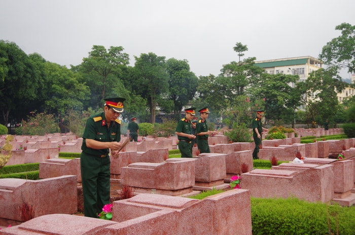 Cán bộ, chiến sỹ Bộ CHQS tỉnh thắp hương từng phần mộ liệt sỹ tại Nghĩa trang Liệt sỹ thành phố Vinh. Ảnh: Hoàng Long