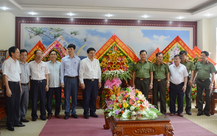 Các đồng chí lãnh đạo tỉnh tặng hoa chúc mừng Công an tỉnh Nghệ An nhân ngày truyền thống. Ảnh: T.G