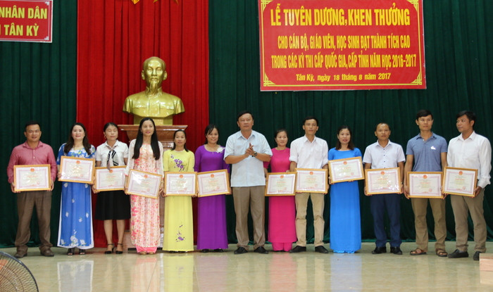 Đồng chí Bùi Thanh Bảo - Bí thư Huyện ủy Tân Kỳ trao tặng giấy khen cho giáo viên dạy giỏi cấp tỉnh. Ảnh: Cẩm Tú