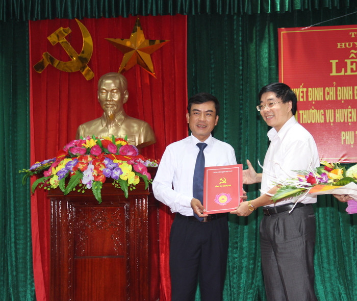 Đồng chí Lê Minh Thông trao Quyết định bổ nhiệm và tặng hoa chúc mừng đồng chí Hoàng Sỹ Kiện. Ảnh: H.T