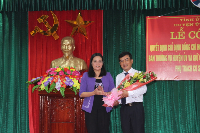 Đồng chí Cao Thị Hiền tặng hoa chúc mừng tân Phó bí thư Huyện ủy Con Cuông. Ảnh: H.T