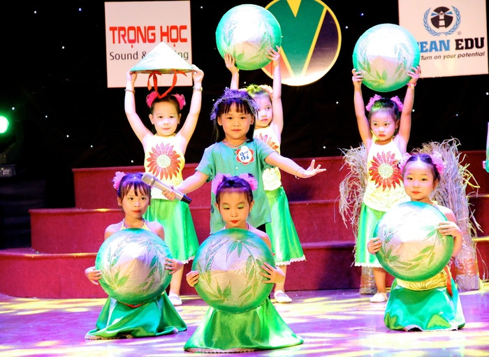 Thí sinh nhỏ tuổi nhất của cuộc thi Nguyễn Bảo Minh (5 tuổi) với phong cách biểu diễn dễ thương, nhạc phẩm 