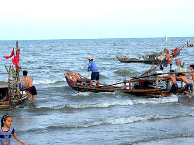 Diễn Thịnh (Diễn Châu) là địa phương nổi tiếng với nghề câu mực đêm và đánh bắt hải sản nghề lộng. Tập quán đi biển của người dân địa phương này là ra biển khi hoàng hôn và trở về lúc bình minh. Mỗi chiếc bè mảng chạy bằng máy đẩy cỡ nhỏ để đi biển chỉ cần một người nhưng khi rời bến phải cần thêm một vài người trong gia đình cùng trợ sức. Ảnh: Trần Cảnh Yên