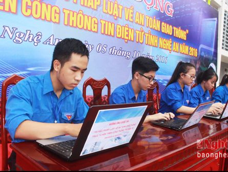 Đồng chí Nguyễn Thị Thơm - Phó Bí thư Tỉnh đoàn cho rằng cần tăng cường tuyên truyền pháp luật qua mạng xã hội, đặc biệt là kênh Facebook. Ảnh: Phương Thảo. 
