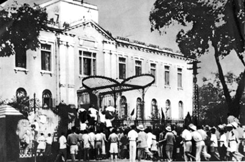 19/8/1945 hàng vạn nhân dân Hà Nội đã xuống đường biểu tình, khởi nghĩa vũ trang giành chính quyền. Ảnh tư liệu