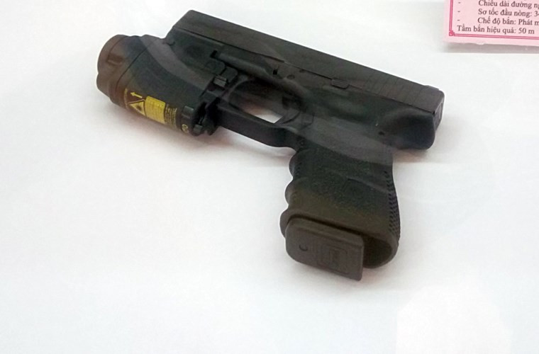 Súng ngắn Glock 19 do Áo sản xuất, băng đạn 15 viên, đạn cỡ 9x19mm, tầm bắn hiệu quả 50m.