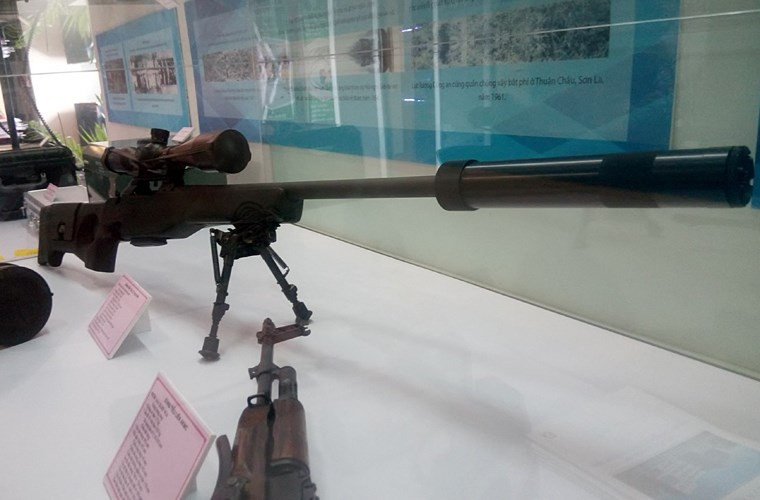Một trong những vũ khí tối tân nhất của Công an Việt Nam - súng bắn tỉa CZ 750 S1M2 do Cộng hòa Czech sản xuất. Súng có trọng lượng 6,2kg (với 10 viên đạn), dùng đạn cỡ 7,62x51mm, tầm bắn hiệu quả 1.000m, loa che lửa đầu nòng giảm 30% độ giật, có trang bị ống giảm thanh CZ 750 và kính ngắm quang học.