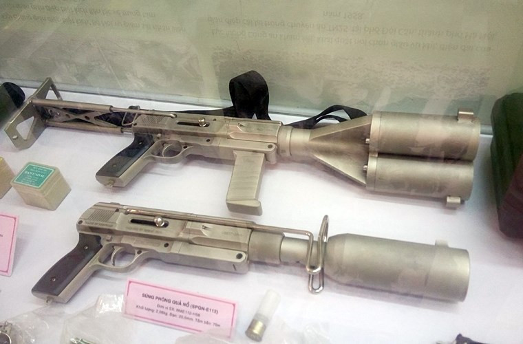 Ngoài các sản phẩm súng nhập khẩu, một số loại súng được các đơn vị kĩ thuật công an tự sản xuất. Ví dụ như khẩu súng phóng quả nổ SPQN-E112 dùng đạn cỡ 20,5mm, tầm bắn 70m.
