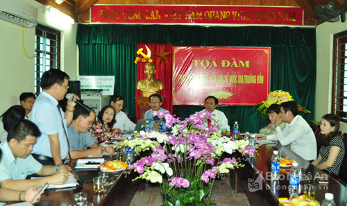 Các đại biểu góp ý phát huy giá trị lịch sử, nâng cao chất lượng dịch vụ tại Khu Di tích lịch sử Quốc gia Truông Bồn. Ảnh: Nguyễn Hải