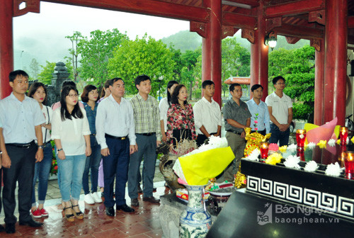 Các đại biểu dâng hoa, dâng hương tưởng niệm phần mộ 13 anh hùng liệt sĩ Thanh niên xung phong tại Khu Di tích lịch sử Truông Bồn. Ảnh: Nguyễn Hải