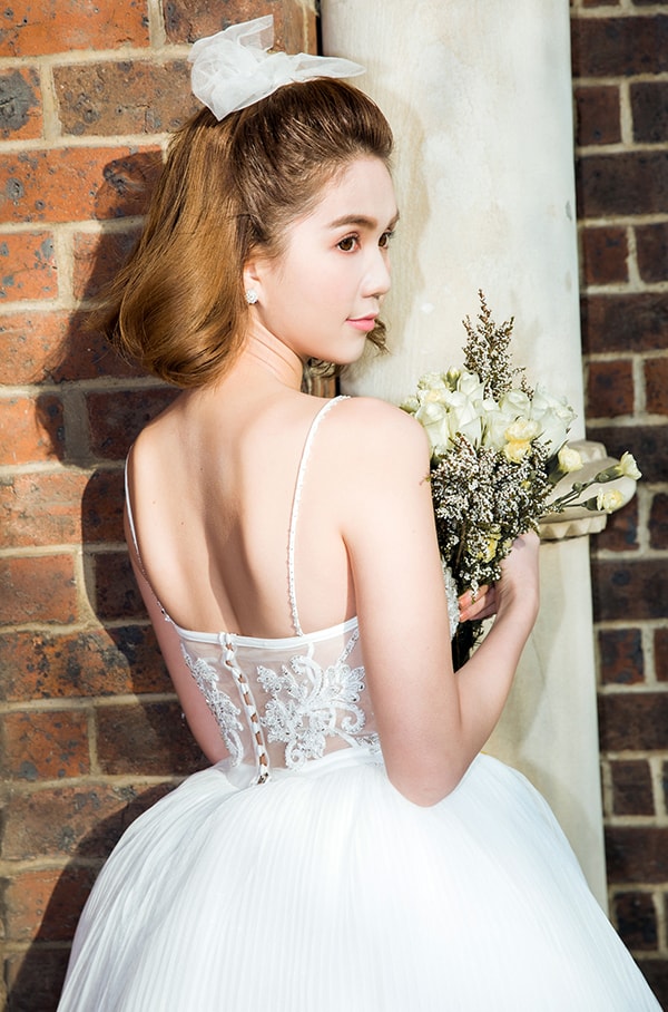 ngoc-trinh-quyen-ru-voi-vay-cuoi-cua-do-long-5