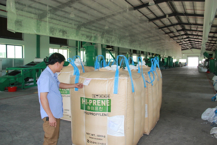 Sản phẩm hạt nhựa PET của Công ty CP ĐT & PT Hà Tiến chuẩn bị xuất khẩu.