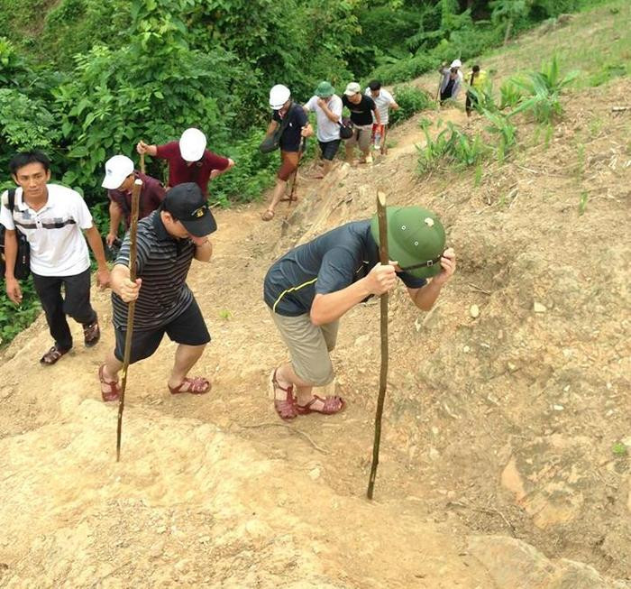 Các cán bộ, chiến sỹ Công an tỉnh vào hiện trường vụ án bản Phồng (Tương Dương) để khám nghiệm. Ảnh: Phạm Bằng