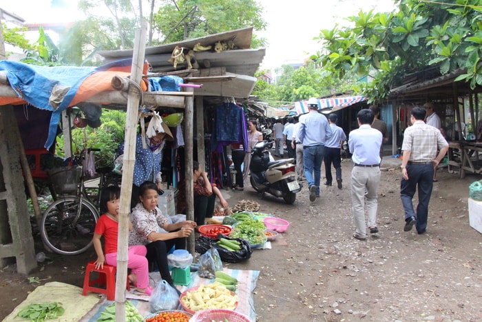 Chợ tạm Quán Bàu thành phố Vinh hiện có hơn 100 hộ kinh doanh