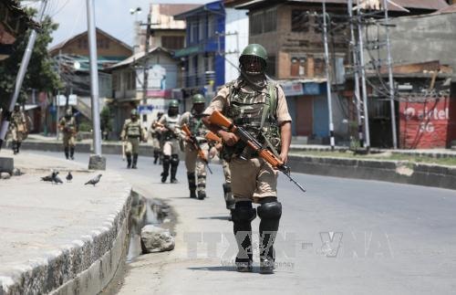 Binh sĩ Ấn Độ tuần tra tại Srinagar, thủ phủ Mùa Hè của bang Kashmir do Ấn Độ kiểm soát. Ảnh: EPA/TTXVN