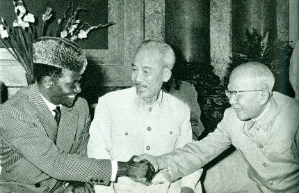Hồ Chủ tịch và Phó Chủ tịch Tôn Đức Thắng tiếp Tổng thống Xê-cu Tu-rê, Tổng thống nước Cộng hòa Ghi-nê sang thăm nước ta năm 1960.