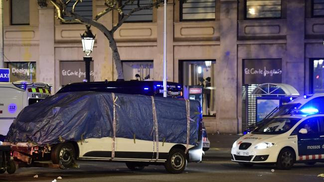 Vụ tấn công khủng bố bằng xe tại Barcelona, Tây Ban Nha cướp đi sinh mạng của ít nhất 14 người và hàng trăm người khác bị thương. Ảnh: AP