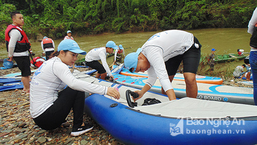 Có 30 thành viên tham gia sự kiện chèo thuyền Kayak. Ảnh: Tường Vy.