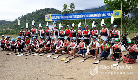 30 thuyền viên của câu lạc bộ thuyền Kayak Hạ Long, các thành viên trong công ty TNHH Dịch vụ và Du Lịch VSC.