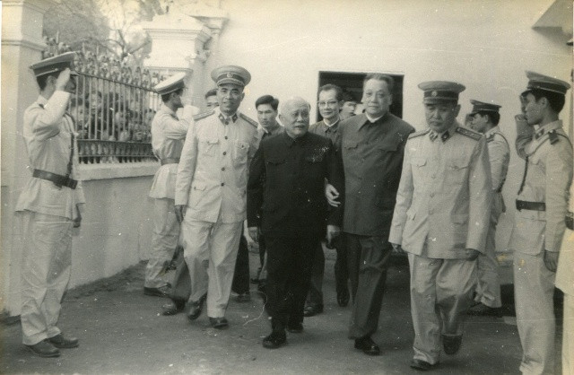 Chủ tịch Tôn Đức Thắng thăm hỏi, chúc tết cán bộ, chiến sĩ Sở Công an Hà Nội, 1976
