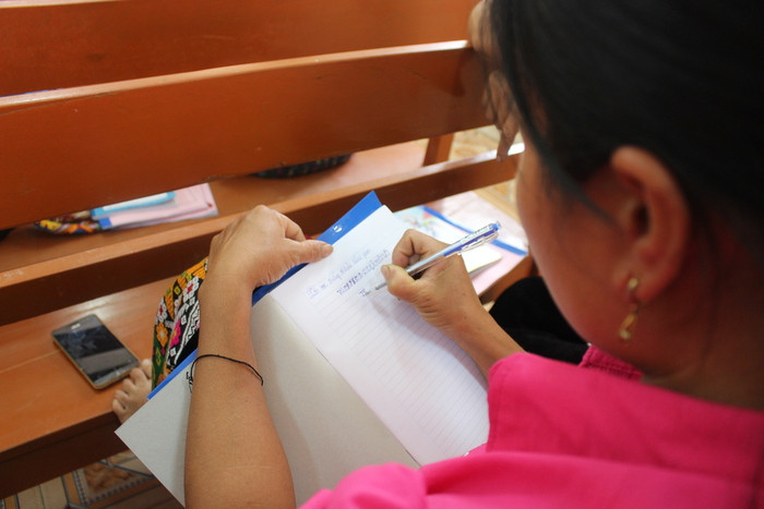 Học viên được dạy chữ Thái Lai Pao nhằm giữ gìn văn hóa truyền thống. Ảnh: Đình Tuân