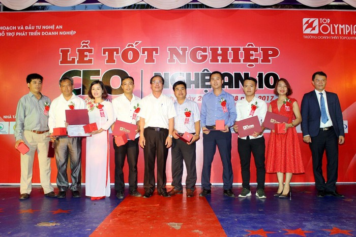 Các doanh nhân được trao bằng tốt nghiệp CEO K10. Ảnh: Quang An