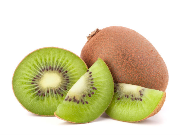 6. Kiwi: Quả kiwi có đầy đủ các chất dinh dưỡng vitamin C, vitamin K, vitamin E, folate và kali. Kiwi cũng chứa rất nhiều chất chống oxy hoá và lượng chất xơ tốt. Vitamin C trong kiwi là chất dinh dưỡng thiết yếu nhất không chỉ làm tăng khả năng miễn dịch. Hàm lượng kali cao trong quả kiwi cũng giúp giữ cân bằng điện giải trong cơ thể bạn vì nó làm cản trở tác dụng của natri. Tiêu thụ một trái kiwi hoặc lấy nước ép kiwi sẽ giúp cải thiện số lượng tiểu cầu.