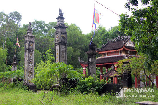 Đền Xuân Hòa, nằm ở xã Quỳnh Xuân, Thị xã Hoàng Mai là một công trình lịch sử văn hóa được công nhận là di tích Lịch sử Quốc gia năm 1997. Tuy nhiên, sau nhiều năm, nhiều hạng mục đã xuống cấp, công tác tu bổ được thực hiện một cách chắp vá