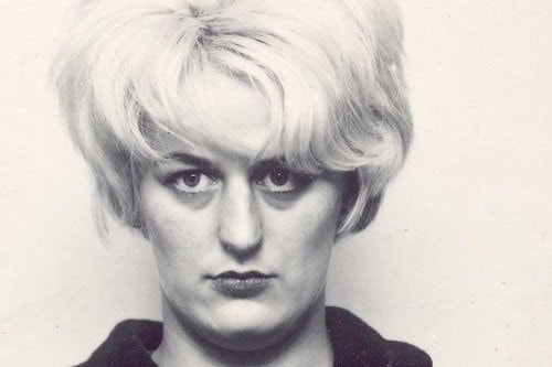 Myra Hindley (sinh năm 1942) là một kẻ sát nhân hàng loạt người Anh. Cùng với đồng phạm Brady, Myra phạm tội hiếp dâm và sát hại 5 đứa trẻ ở Manchester, Anh trong thập niên 1960. Hai quái vật bị buộc tội bắt cóc, lạm dụng tình dục, tra tấn, giết hại ba đứa trẻ dưới 12 tuổi và hai đứa trẻ 16, 17 tuổi. Nhờ sự mách nước của người em họ, cảnh sát đã bắt Hindley vào năm 1965. Mặc dù không nhận tội trong phiên tòa xét xử sau đó, Hindley vẫn bị kết tội giết người và nhận án tù chung thân. Năm 2002, người đàn bà độc ác chết trong tù. Ảnh: Wonderslist