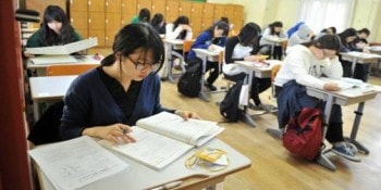 Năm học ở Hàn Quốc bắt đầu từ tháng 3, kì nghỉ diễn ra vào tháng 7, tháng 8