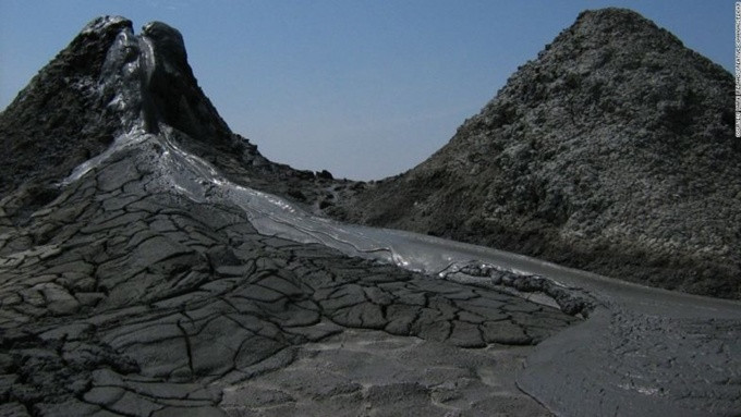 Núi lửa bùn Gobustan, Azerbaijan: Cách thủ đô Baku của Azerbaijan 70 km, Gobustan phủ lớp bùn xám dày phun trào từ những núi lửa nhỏ. Bùn ở đây được cho có tác dụng chữa bệnh, nên bạn đừng ngạc nhiên nếu thấy nhiều người lăn lộn trong đám bùn lầy.