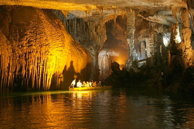 Jeita Grotto, thung lũng Nahr al-Kalb, Lebanon: Nằm cách Beirut 18 km, Jeita Grotto bao gồm nhiều hang đá vôi nằm dưới mặt đất, trải dài 9 km. Jeita Grotto từng là nơi trú ẩn của người tiền sử và giờ là địa điểm du lịch nổi tiếng với màu sắc sống động và những cấu trúc nhũ đá. Nhũ đá lớn nhất thế giới cũng nằm ở đây.