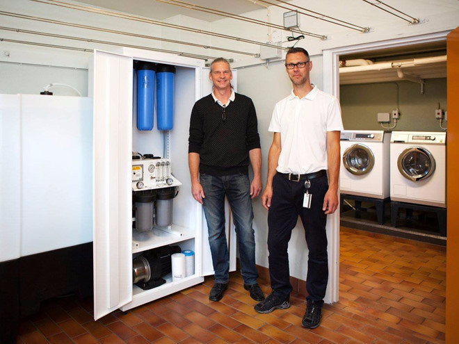 Ông Per Hansson (trái) đứng bên cạnh hệ thống giặt không cần sử dụng bột giặt Diro. Ảnh: Business Insider.
