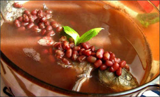 Cá chép nấu canh đậu đỏ rất thích hợp cho người viêm thận mạn tính.