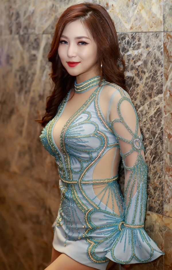 huong-tram-dien-vay-ngan-het-co-len-san-khau-3