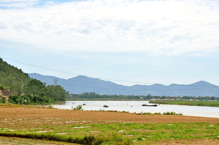 Sông Lam đoạn chảy qua làng Khả Lãm, xã Nam Thượng (Nam Đàn). Ảnh: Công Khang