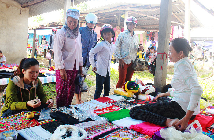 Ở chợ phiên bản Đồn người mua cũng dễ dàng tìm thấy những bộ quần áo thổ cẩm của người Thái, với nhiều chân váy đủ màu sắc sặc sỡ khác nhau. Ảnh: Phương Thúy