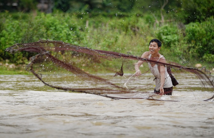 Quăng chài trên sông. Ảnh: Quốc Đàn